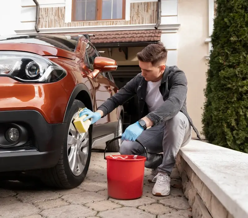 Lavage auto à domicile Mauzac-et-Grand-Castang : professionnel intervenant sur un véhicule